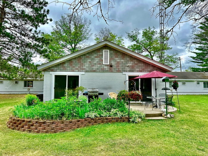 9 Oaks Inn (Pine Aire Motel, Pine-Aire Motel) - From Real Estate Listing (newer photo)